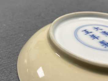 Une paire de coupes en porcelaine de Chine aux dos &eacute;maill&eacute;s caf&eacute; au lait, marque et &eacute;poque de Yongzheng